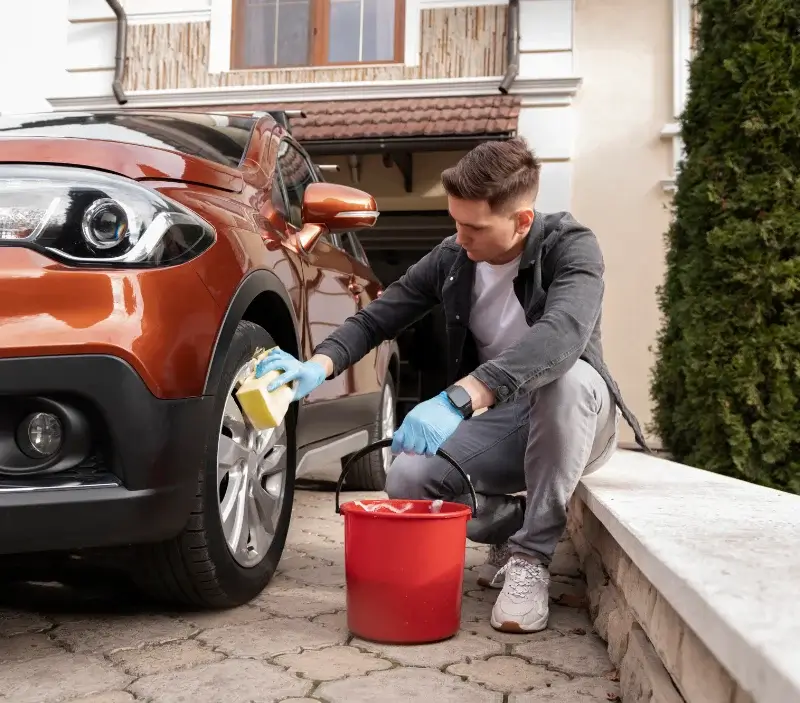 Lavage auto à domicile Munchhausen : professionnel intervenant sur un véhicule